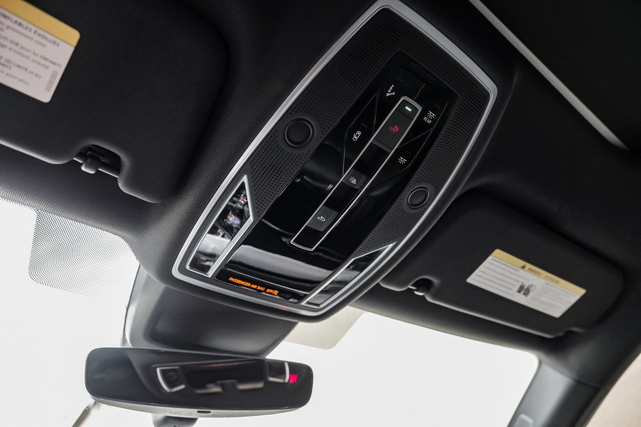 Audi A8 Vehicle Main Gallery Image 38