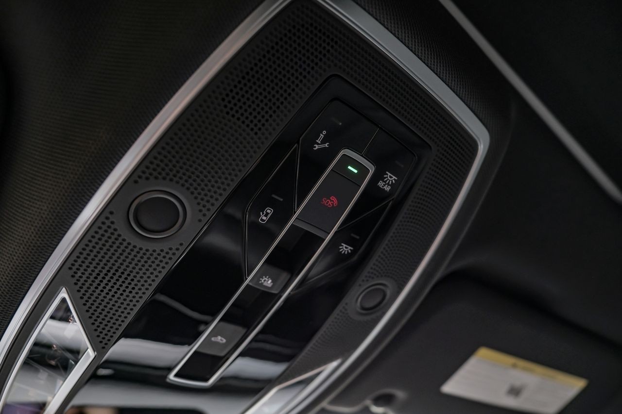 Audi A8 Vehicle Main Gallery Image 40
