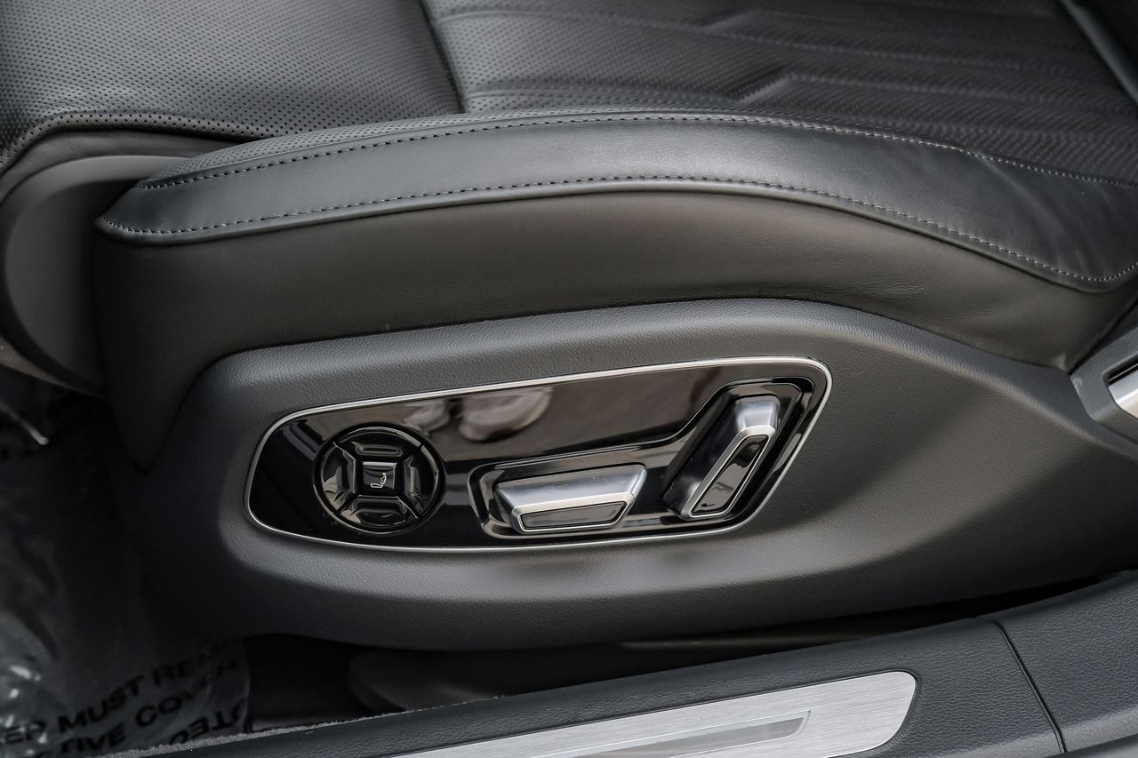 Audi A8 Vehicle Main Gallery Image 42