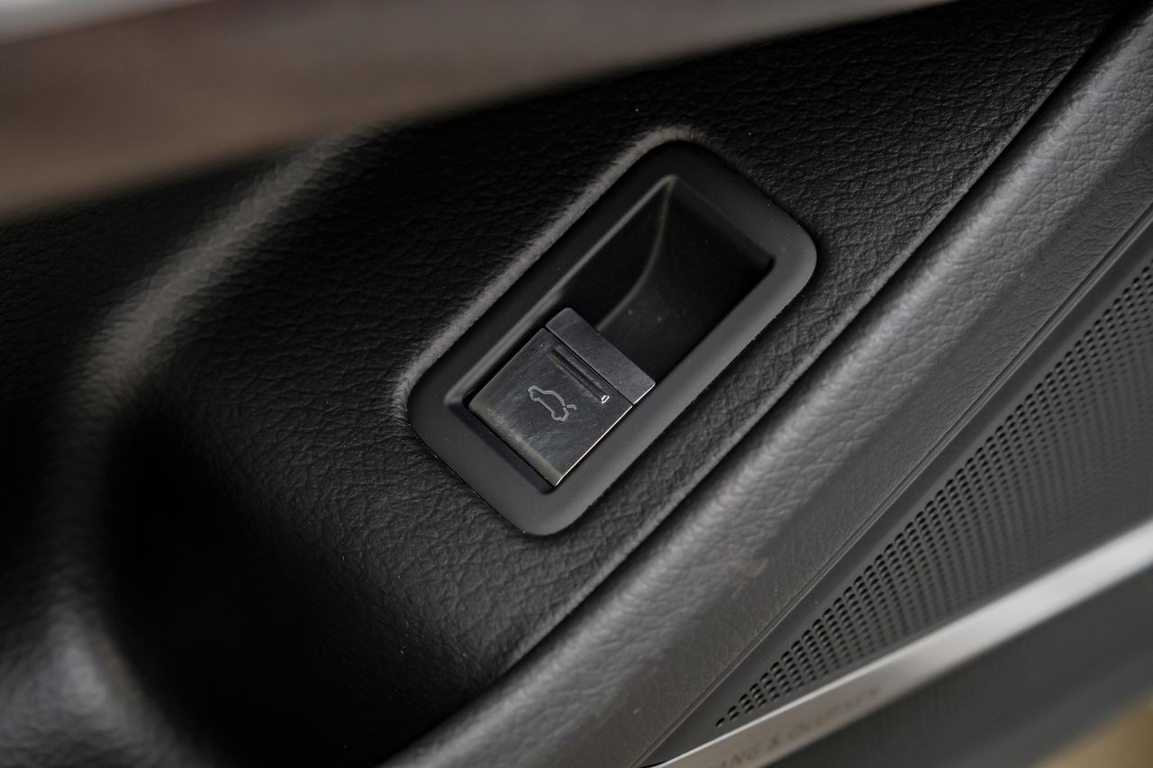 Audi A8 Vehicle Main Gallery Image 59