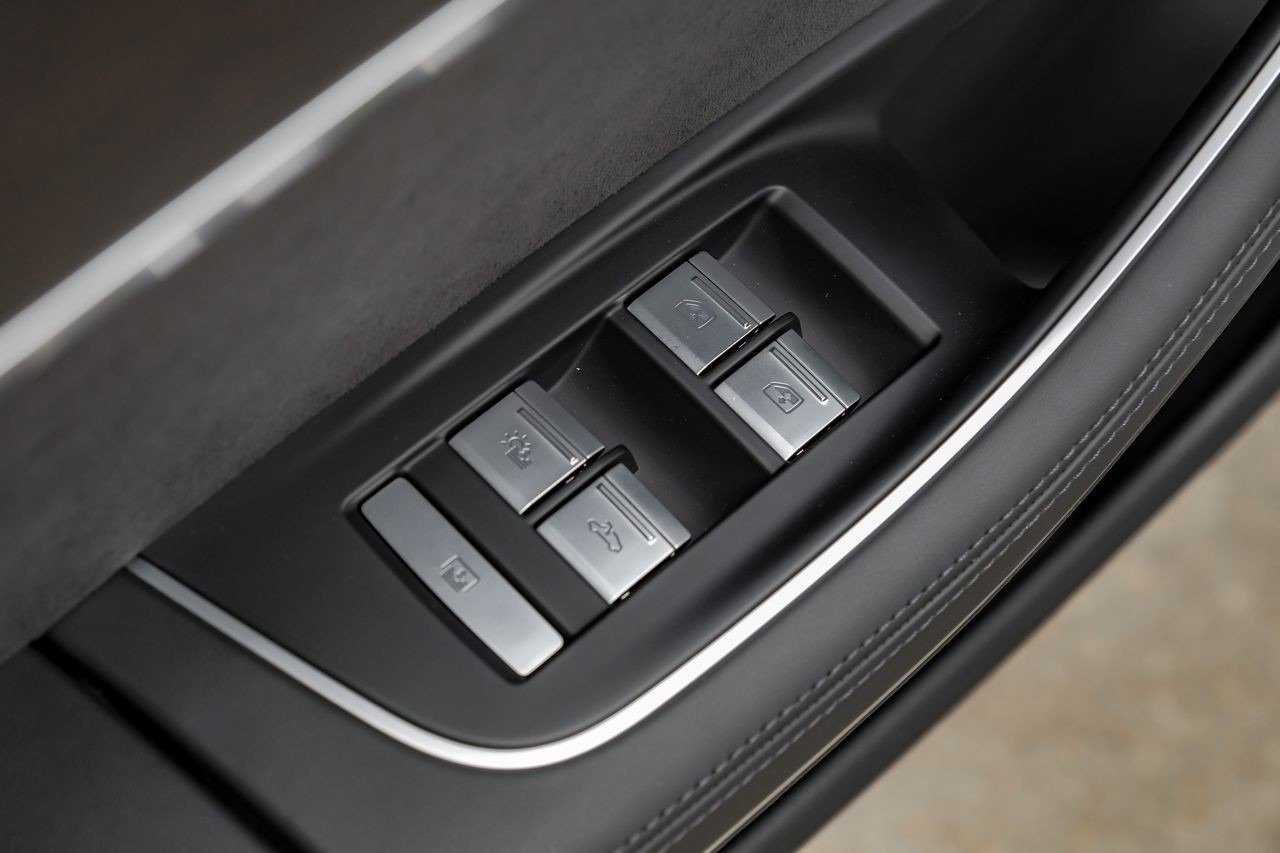 Audi A8 Vehicle Main Gallery Image 64