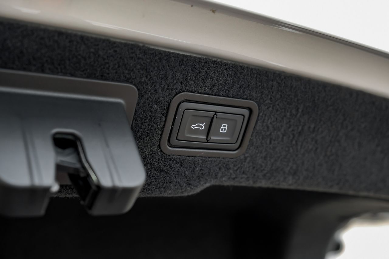 Audi A8 Vehicle Main Gallery Image 72