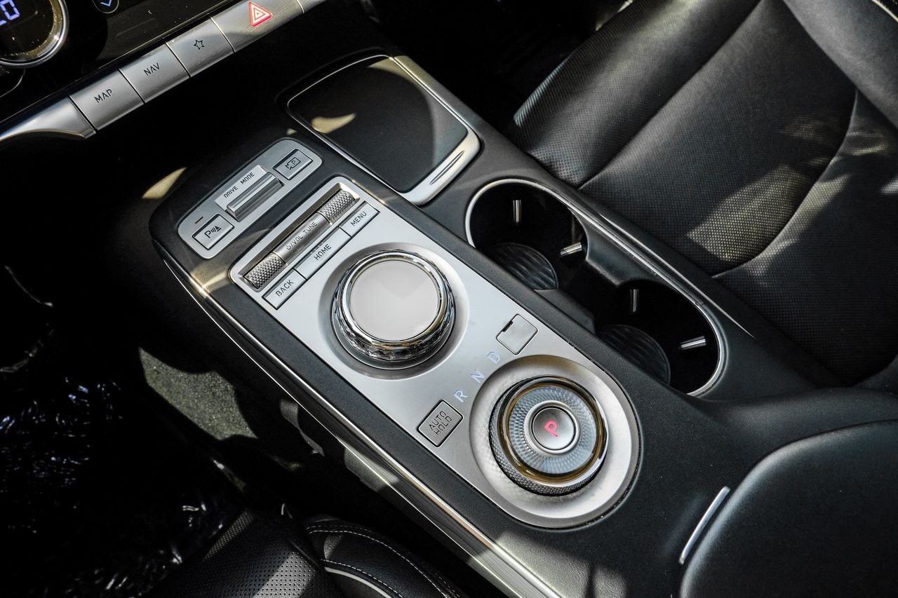 Genesis GV70 Vehicle Main Gallery Image 26