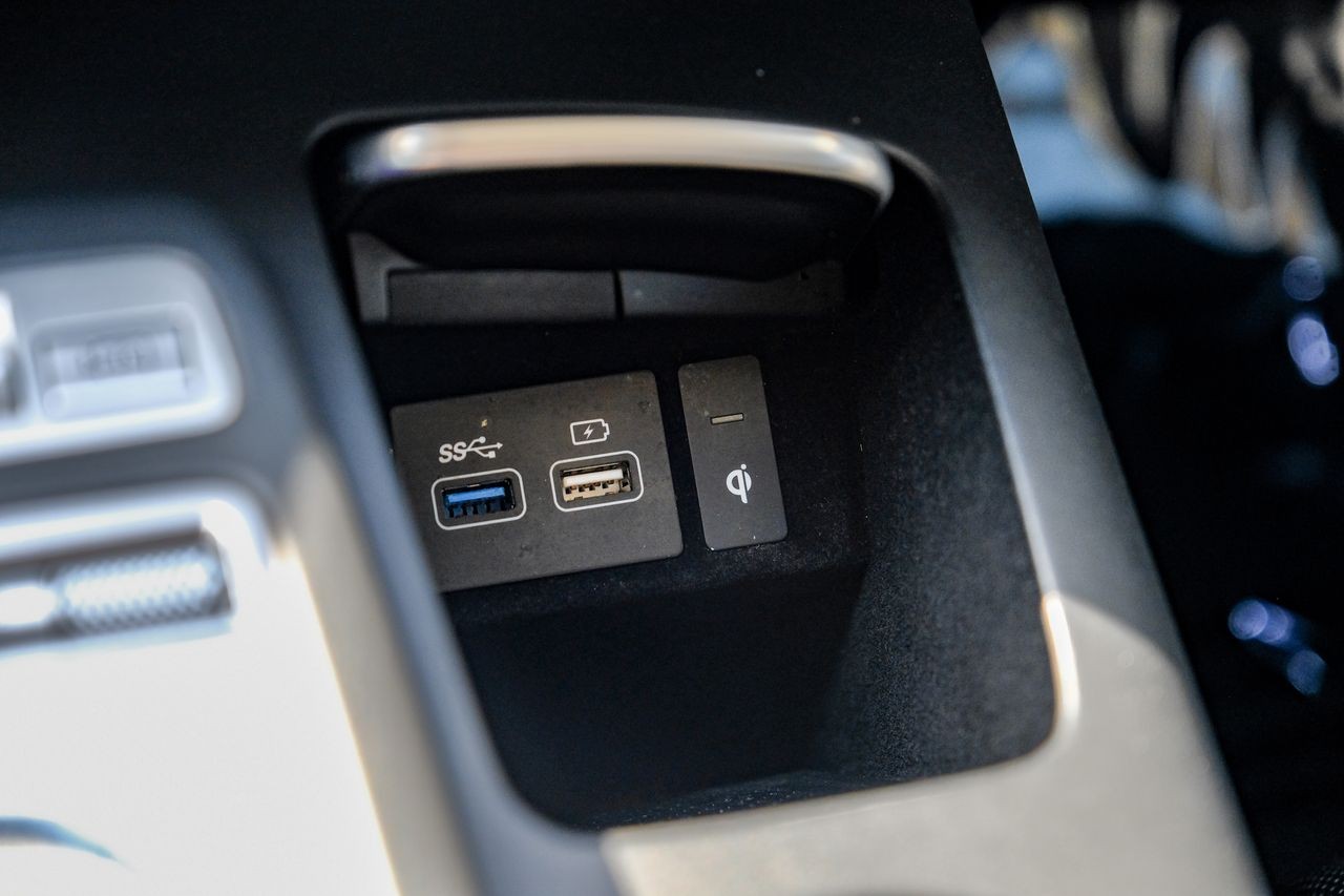 Genesis GV70 Vehicle Main Gallery Image 29