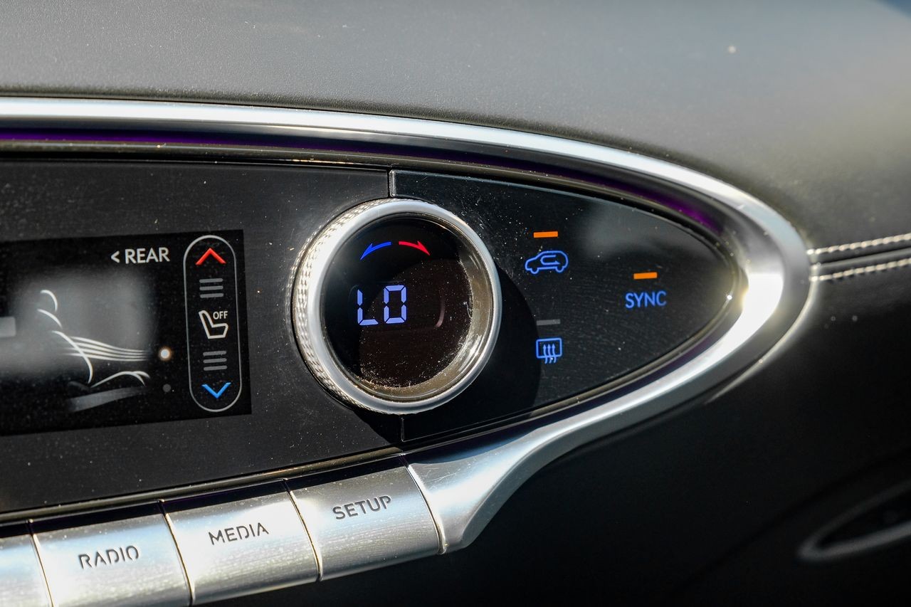 Genesis GV70 Vehicle Main Gallery Image 32