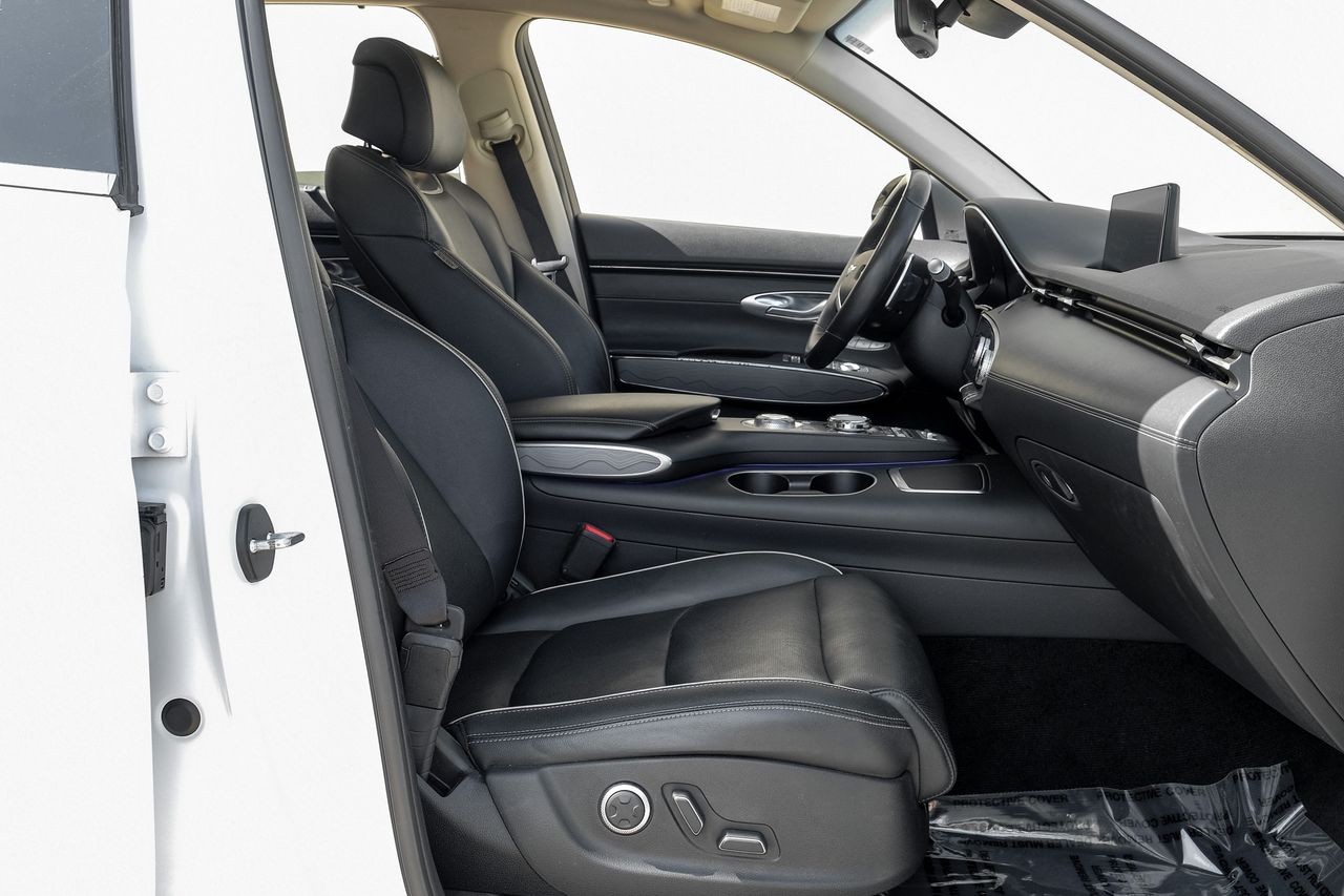 Genesis GV70 Vehicle Main Gallery Image 45
