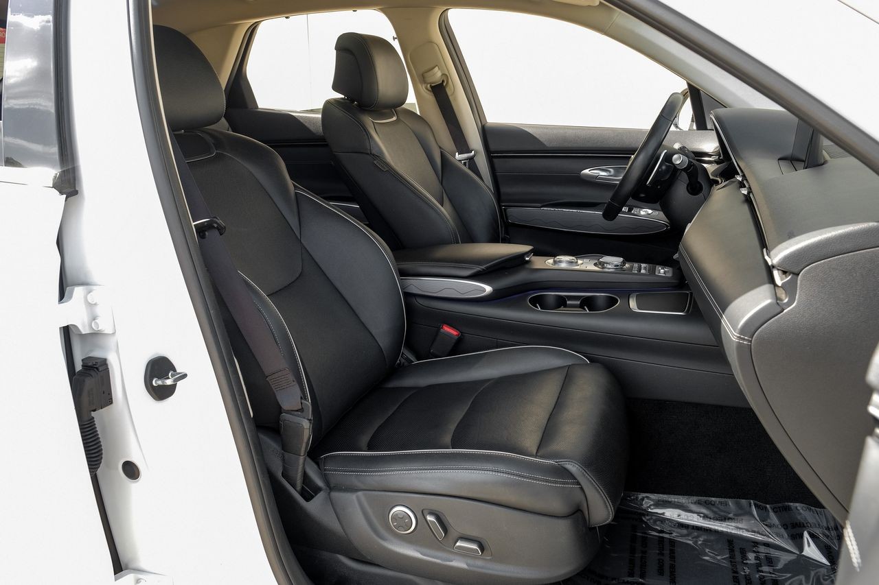 Genesis GV70 Vehicle Main Gallery Image 46