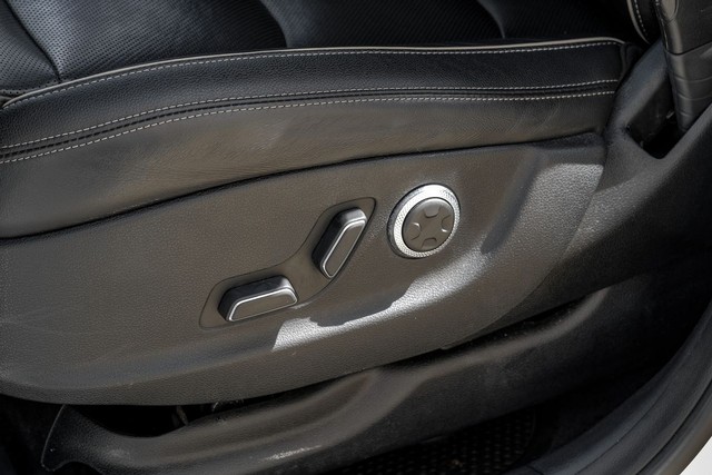 Genesis GV70 Vehicle Main Gallery Image 44