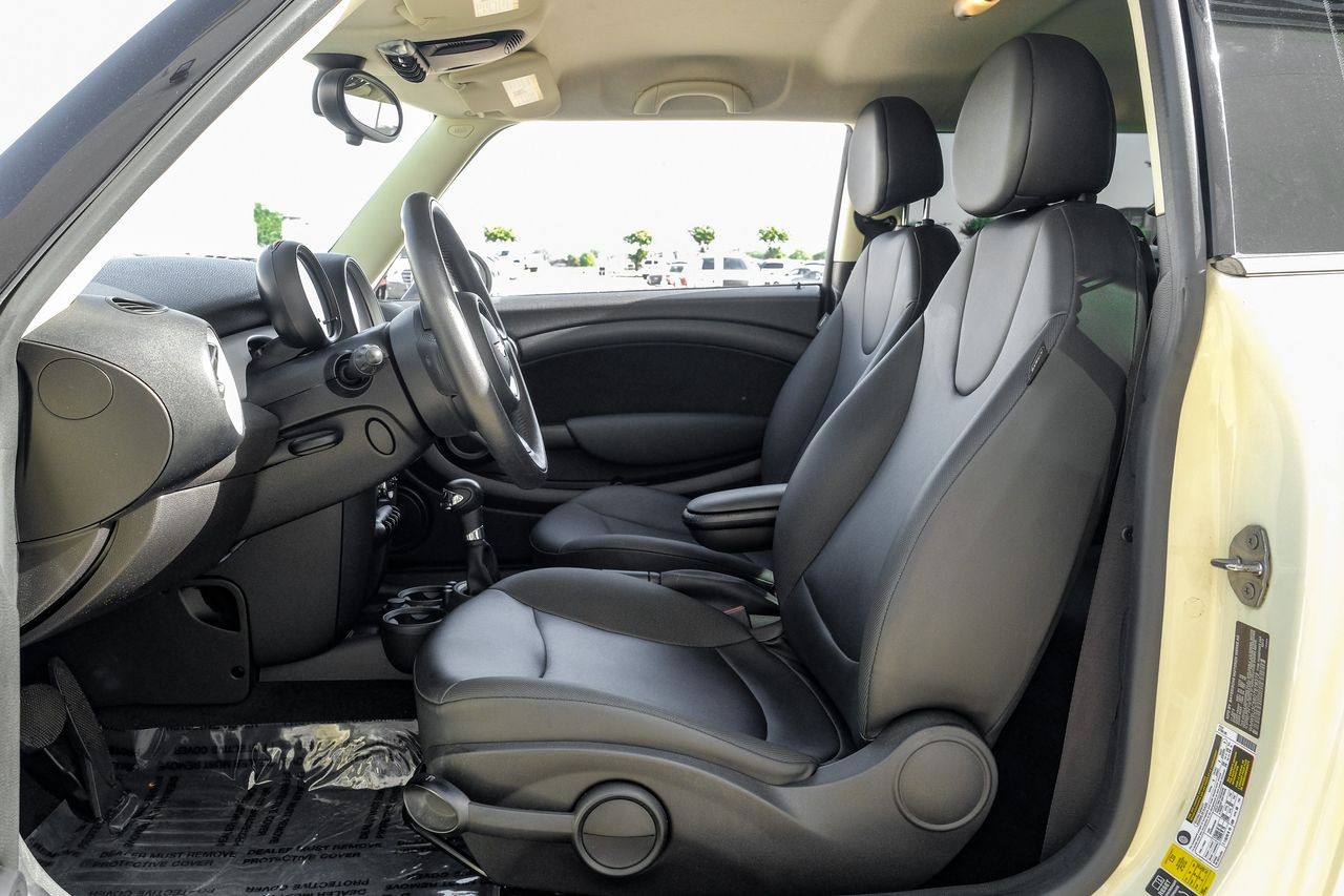 MINI Cooper Hardtop Vehicle Main Gallery Image 04