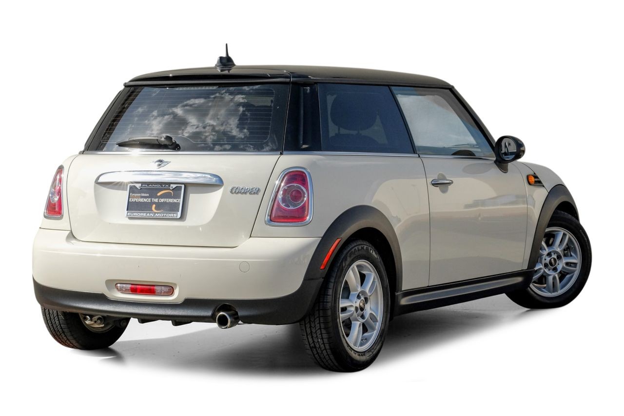 MINI Cooper Hardtop Vehicle Main Gallery Image 08