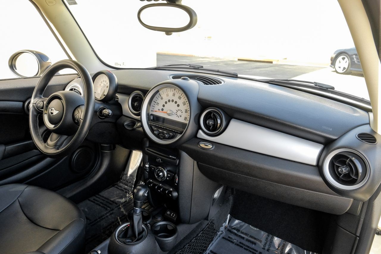 MINI Cooper Hardtop Vehicle Main Gallery Image 12