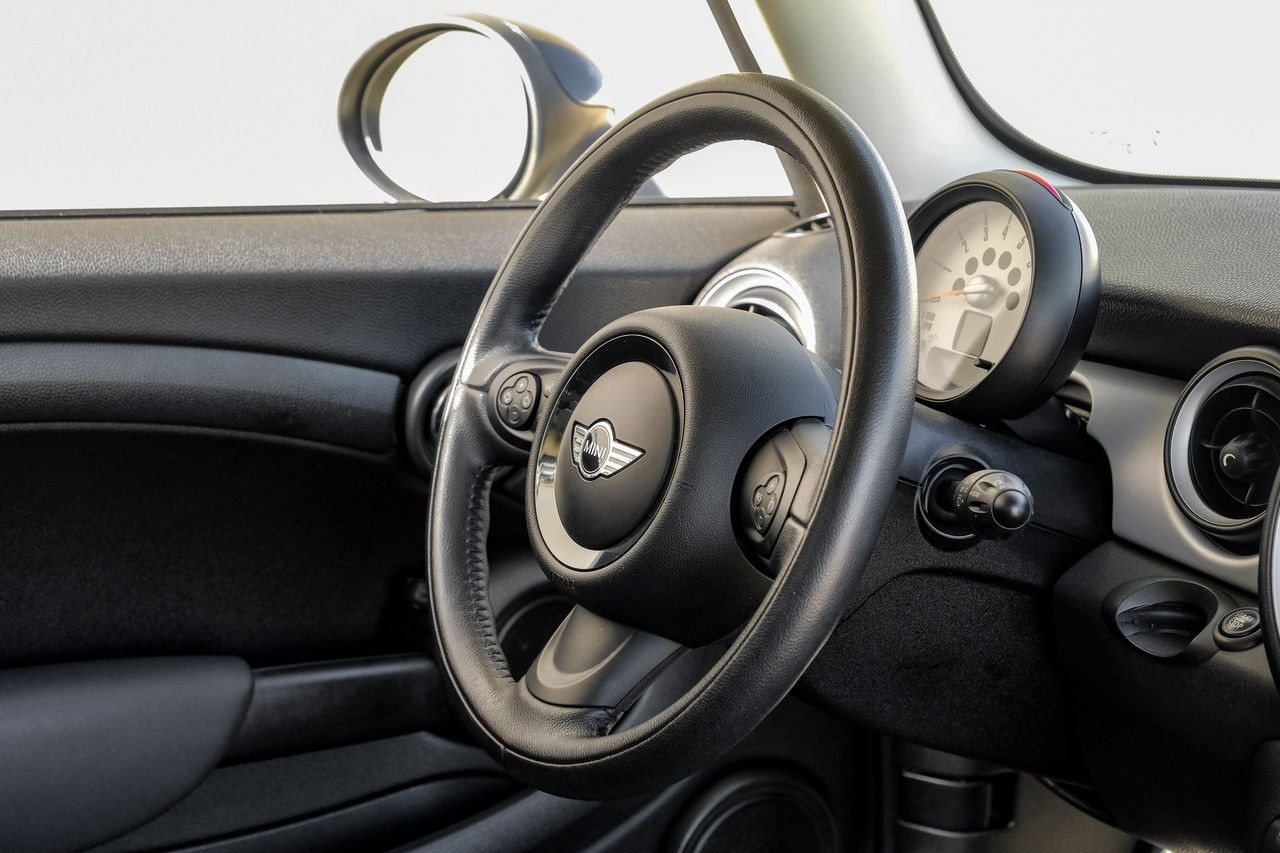 MINI Cooper Hardtop Vehicle Main Gallery Image 13