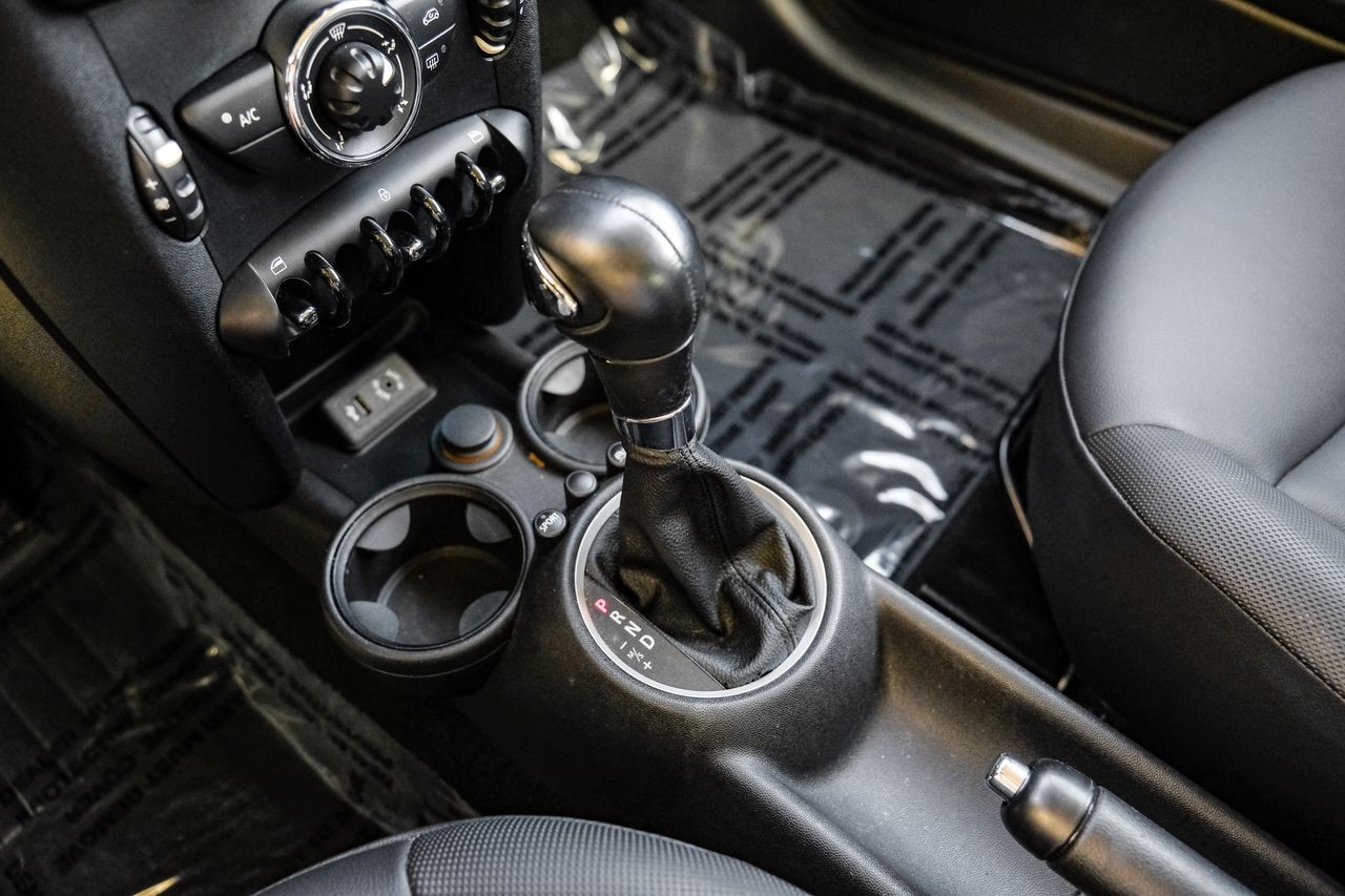 MINI Cooper Hardtop Vehicle Main Gallery Image 21