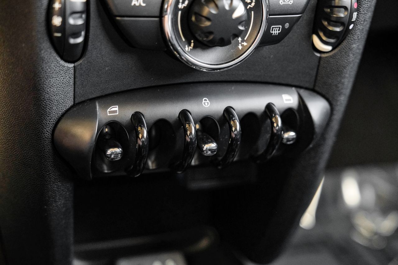MINI Cooper Hardtop Vehicle Main Gallery Image 23