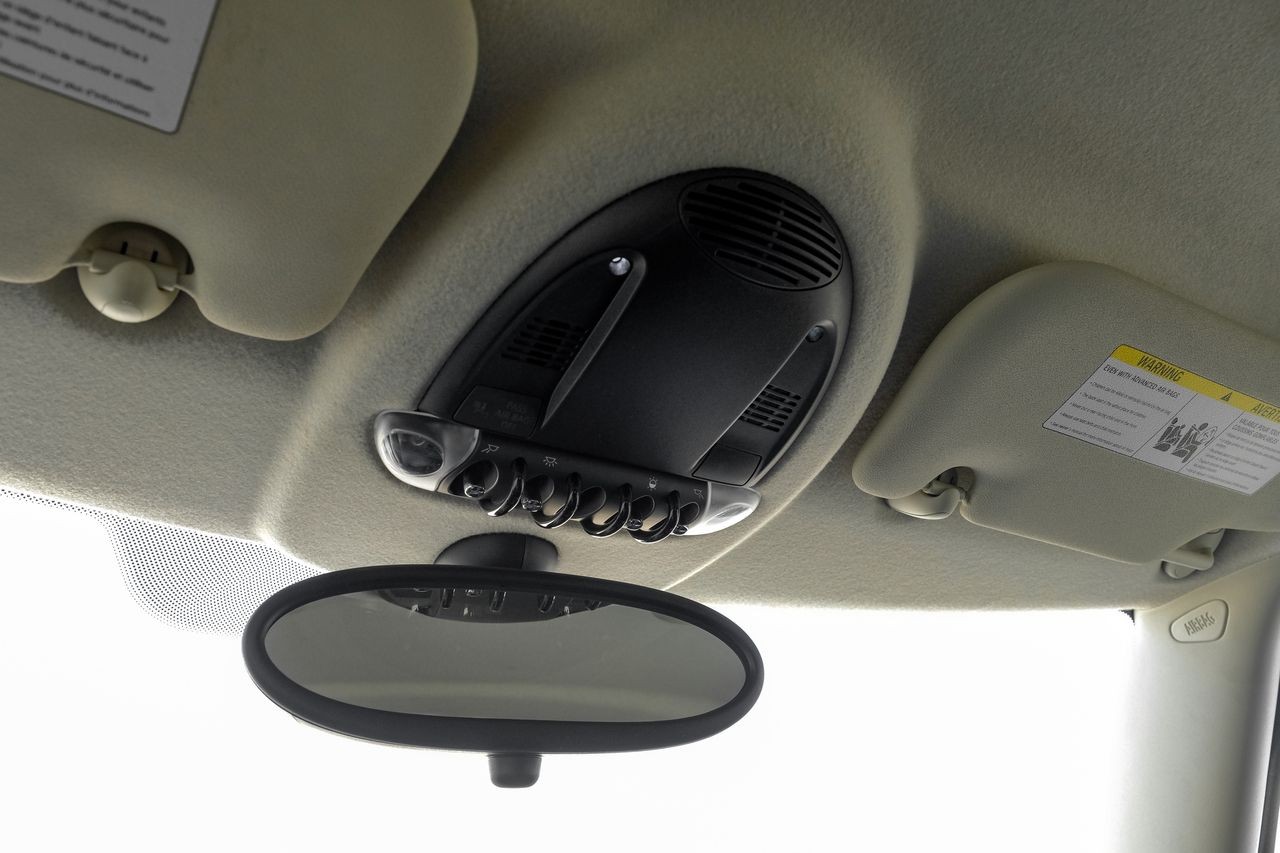 MINI Cooper Hardtop Vehicle Main Gallery Image 24