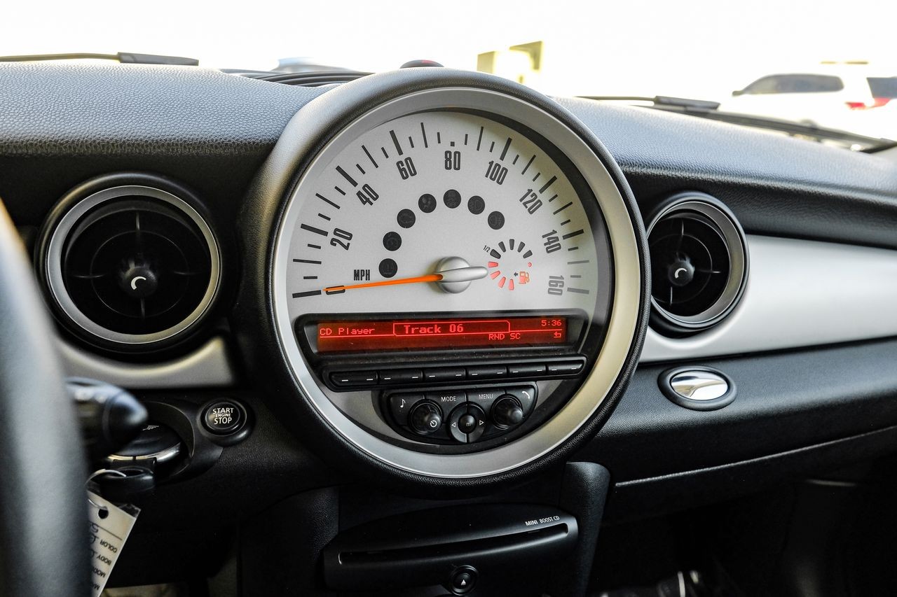 MINI Cooper Hardtop Vehicle Main Gallery Image 25