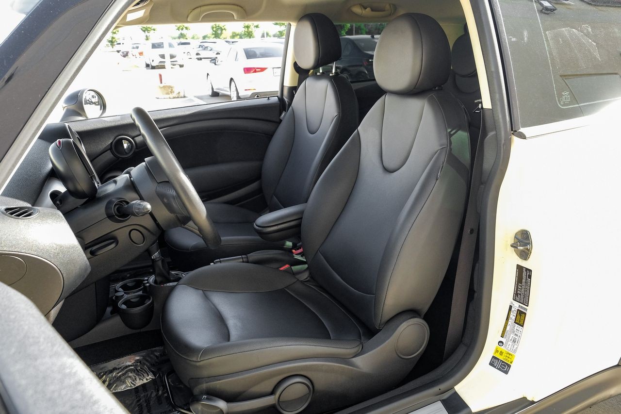 MINI Cooper Hardtop Vehicle Main Gallery Image 28