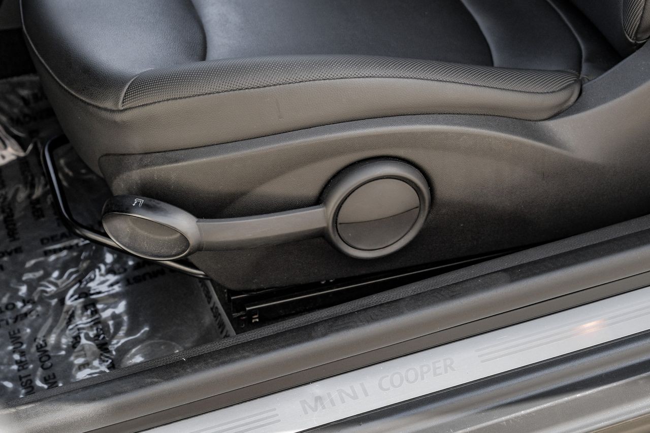 MINI Cooper Hardtop Vehicle Main Gallery Image 29