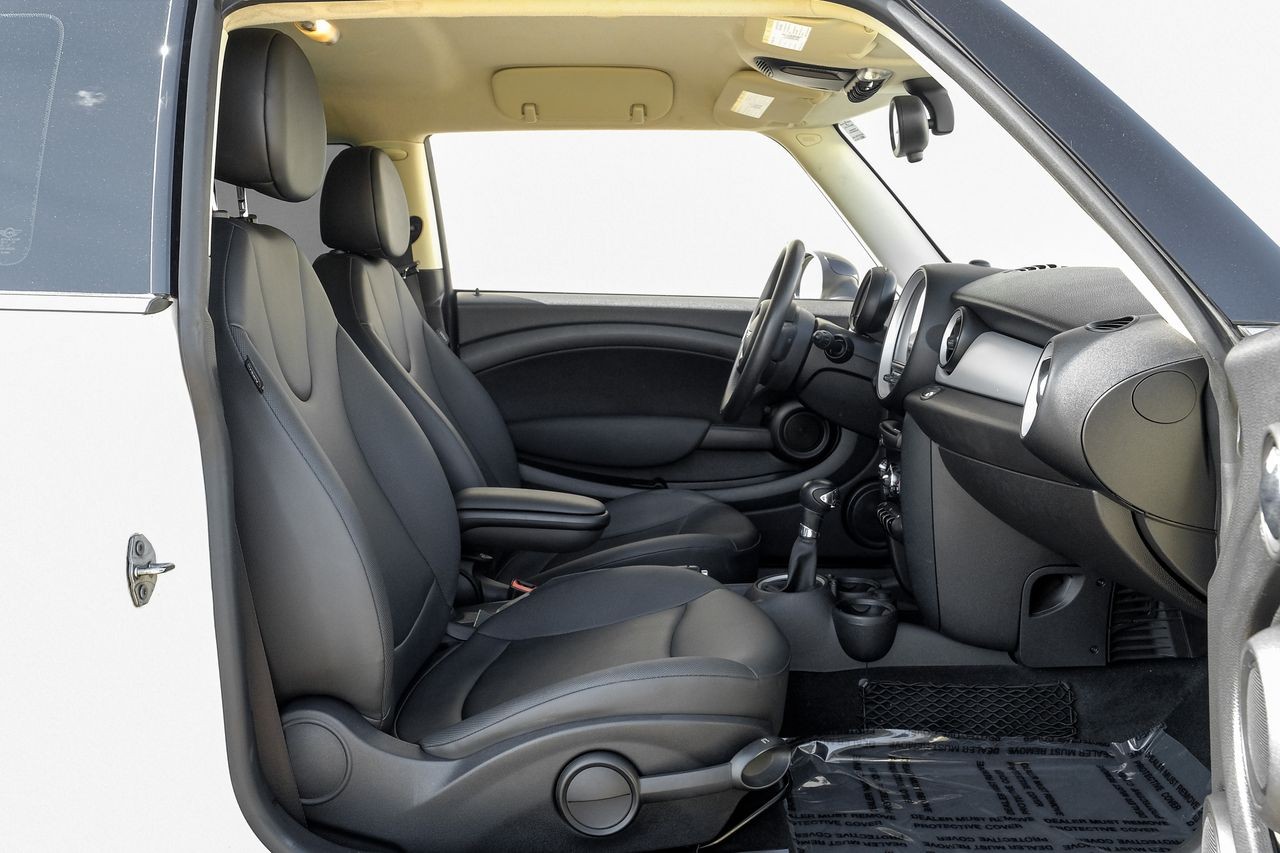 MINI Cooper Hardtop Vehicle Main Gallery Image 31