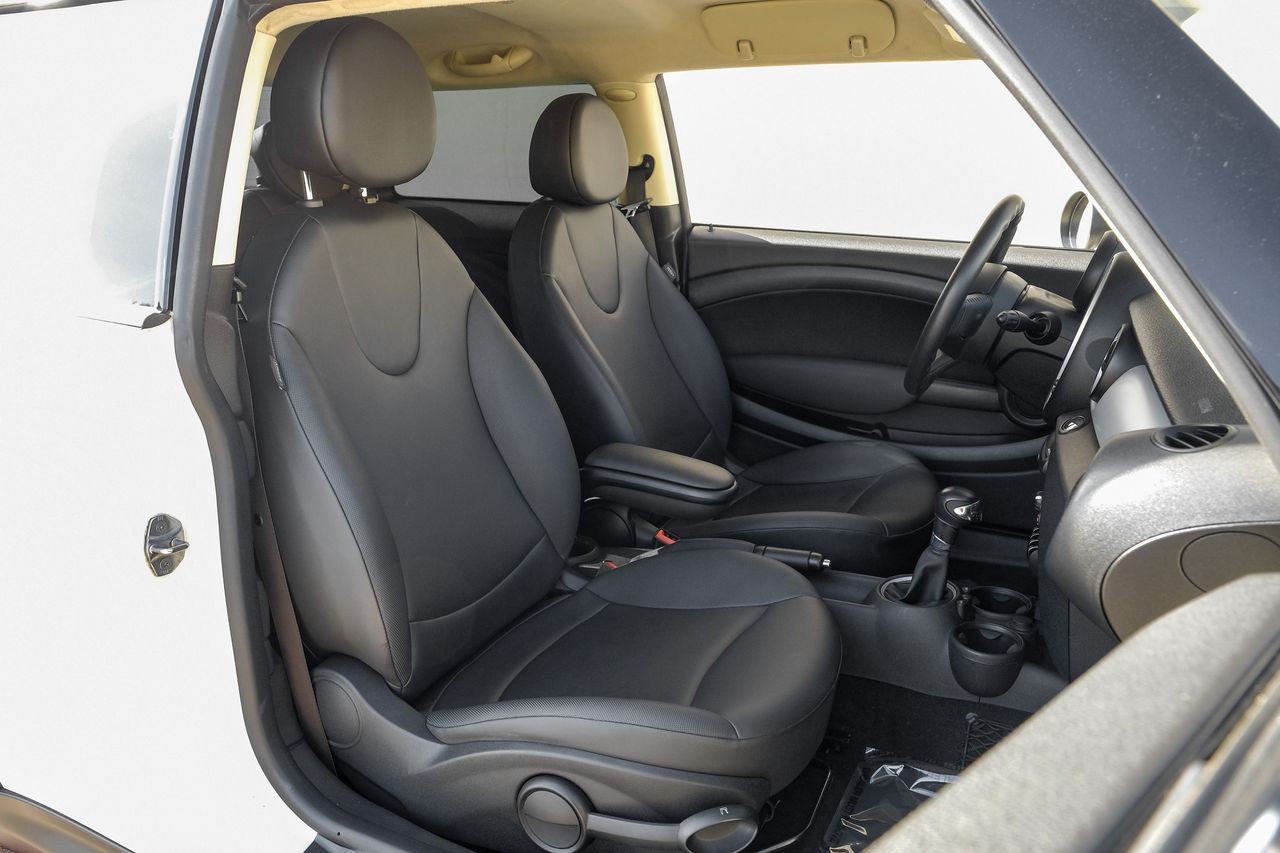 MINI Cooper Hardtop Vehicle Main Gallery Image 32