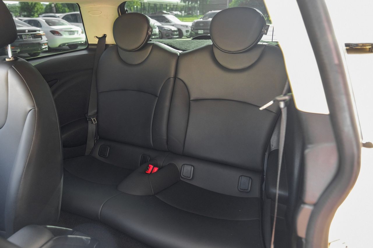 MINI Cooper Hardtop Vehicle Main Gallery Image 33