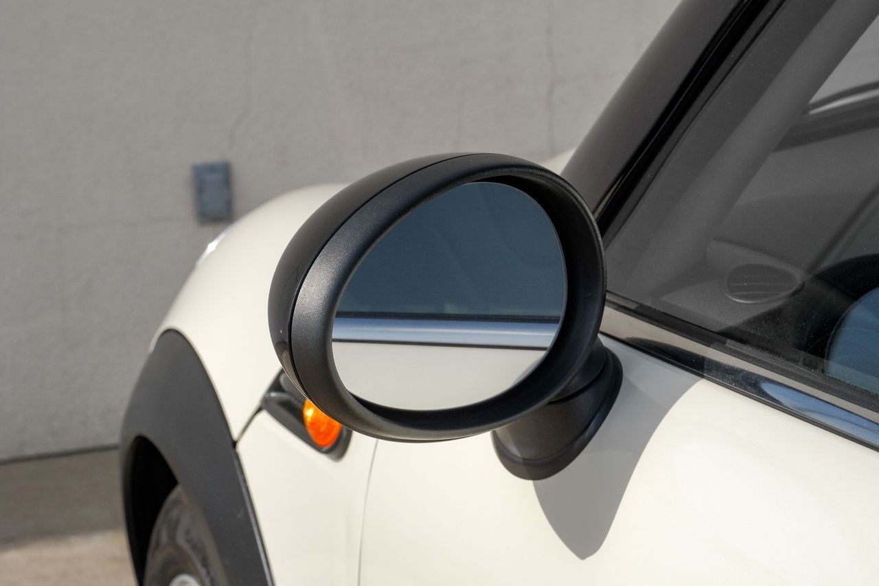MINI Cooper Hardtop Vehicle Main Gallery Image 35
