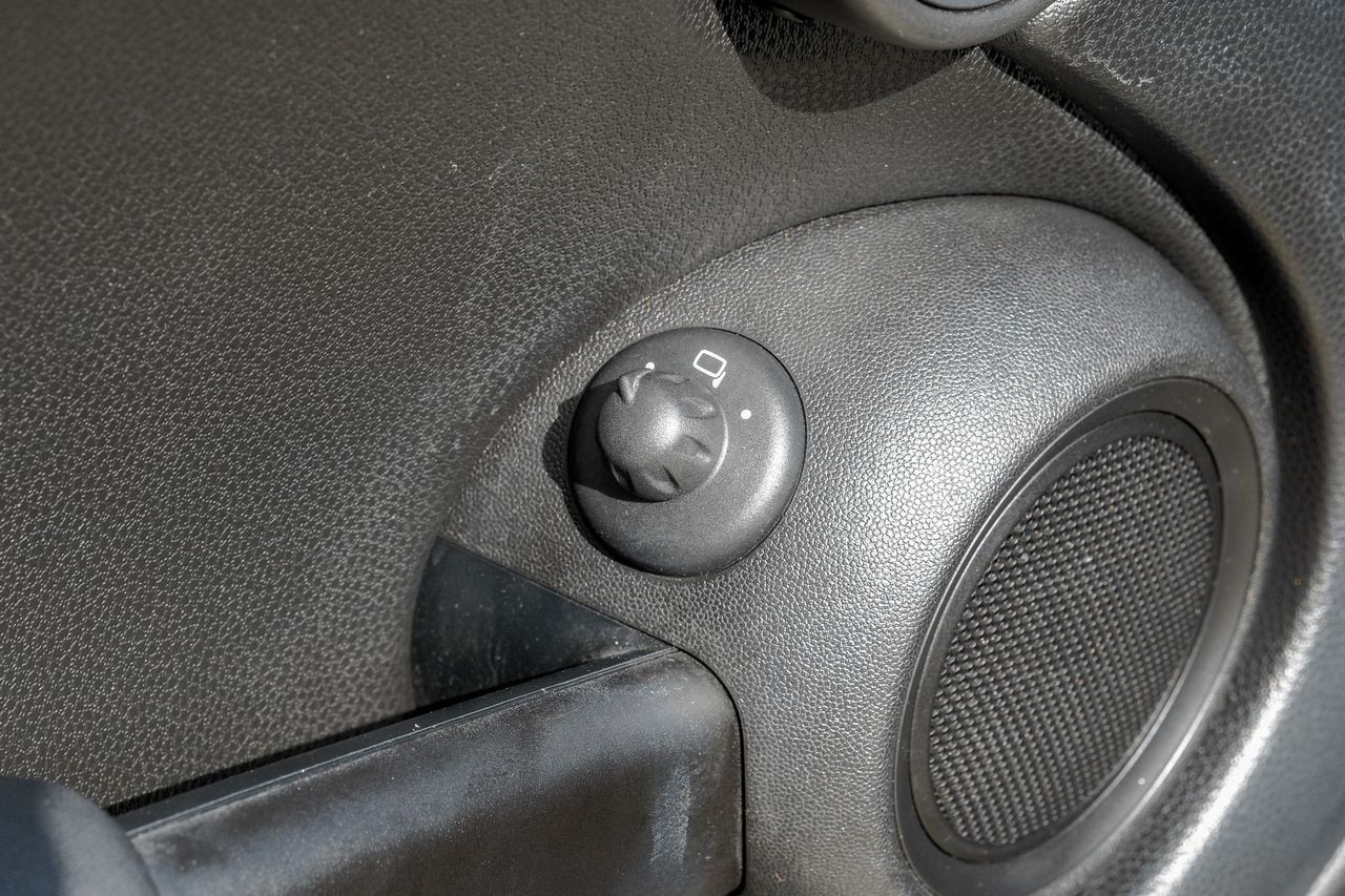 MINI Cooper Hardtop Vehicle Main Gallery Image 38