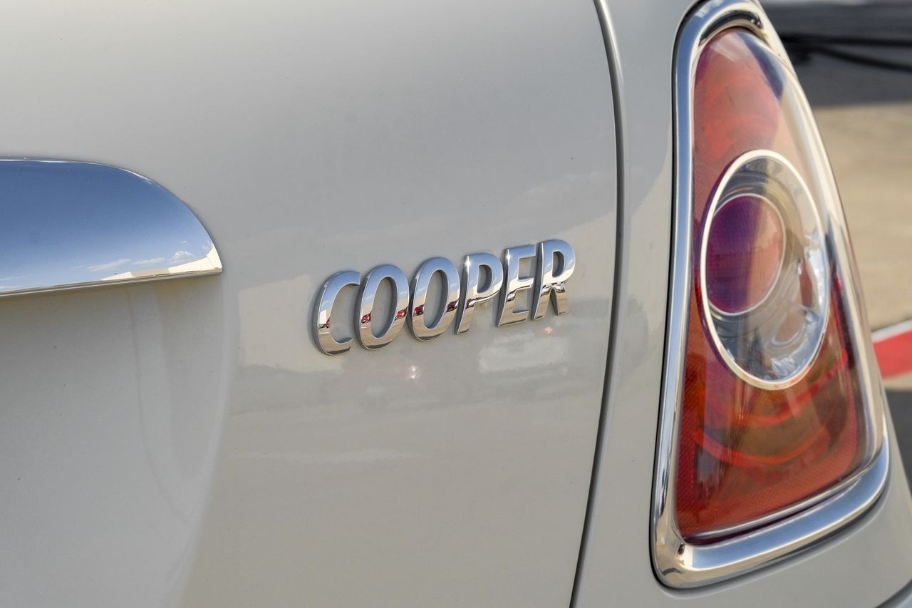 MINI Cooper Hardtop Vehicle Main Gallery Image 43