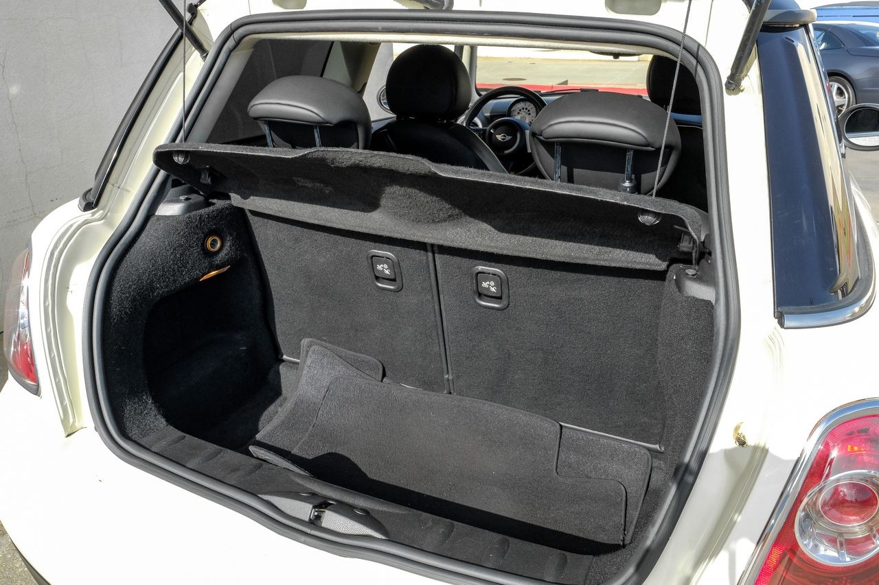 MINI Cooper Hardtop Vehicle Main Gallery Image 44