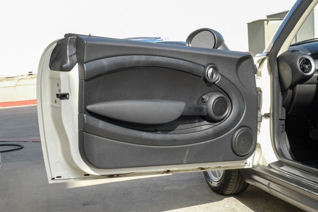 MINI Cooper Hardtop Vehicle Main Gallery Image 36