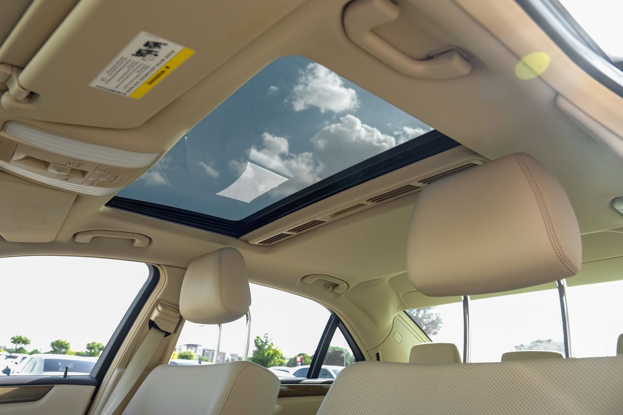 Mercedes-Benz E 550 Vehicle Main Gallery Image 05