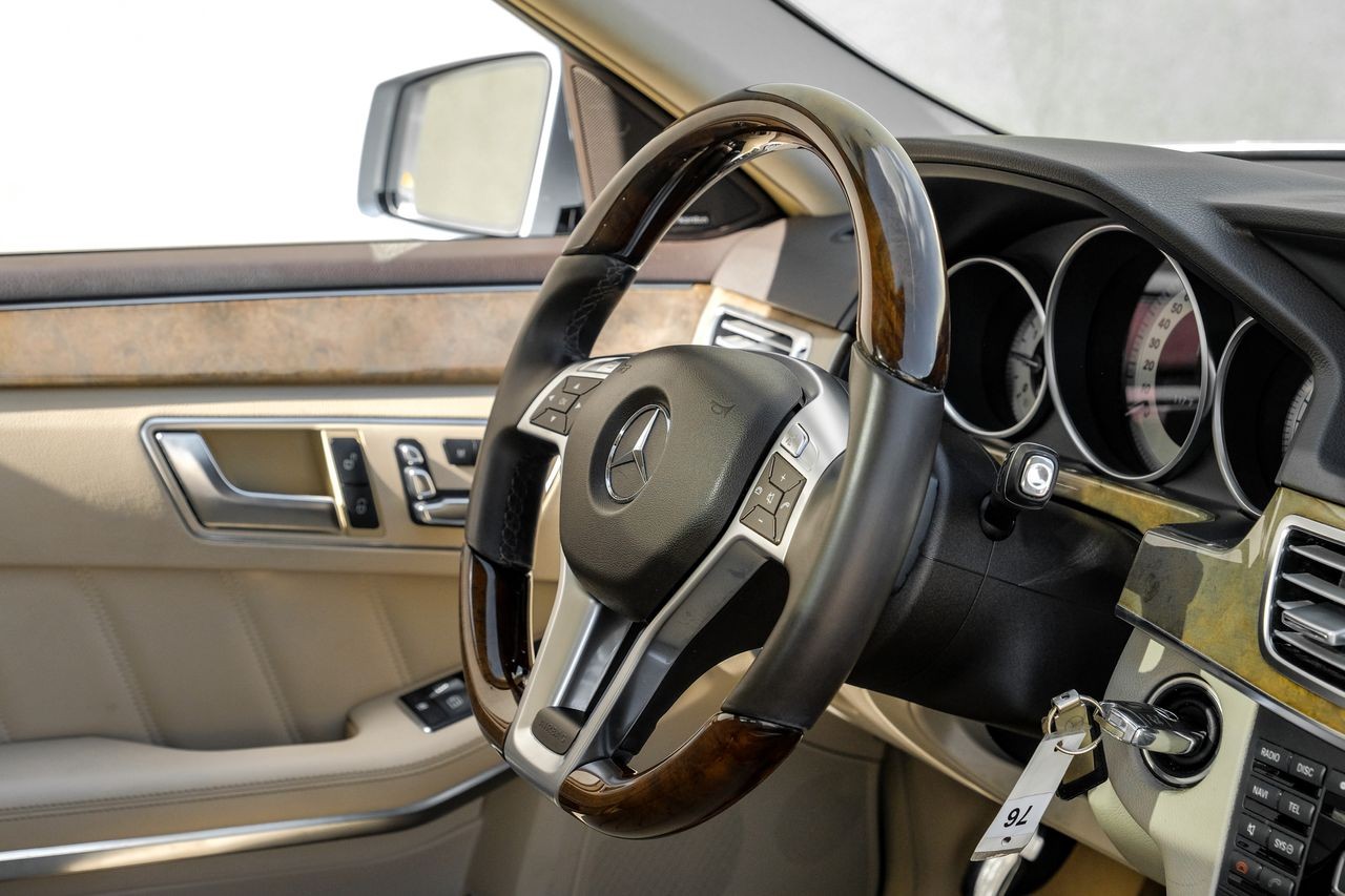 Mercedes-Benz E 550 Vehicle Main Gallery Image 14