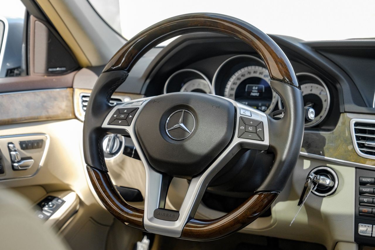 Mercedes-Benz E 550 Vehicle Main Gallery Image 17