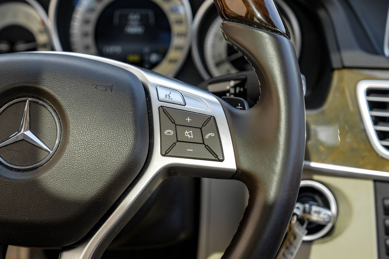 Mercedes-Benz E 550 Vehicle Main Gallery Image 19