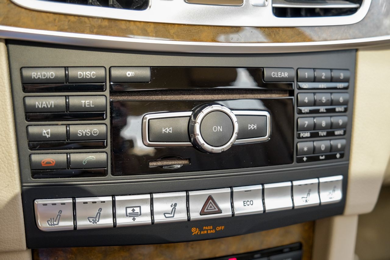 Mercedes-Benz E 550 Vehicle Main Gallery Image 31