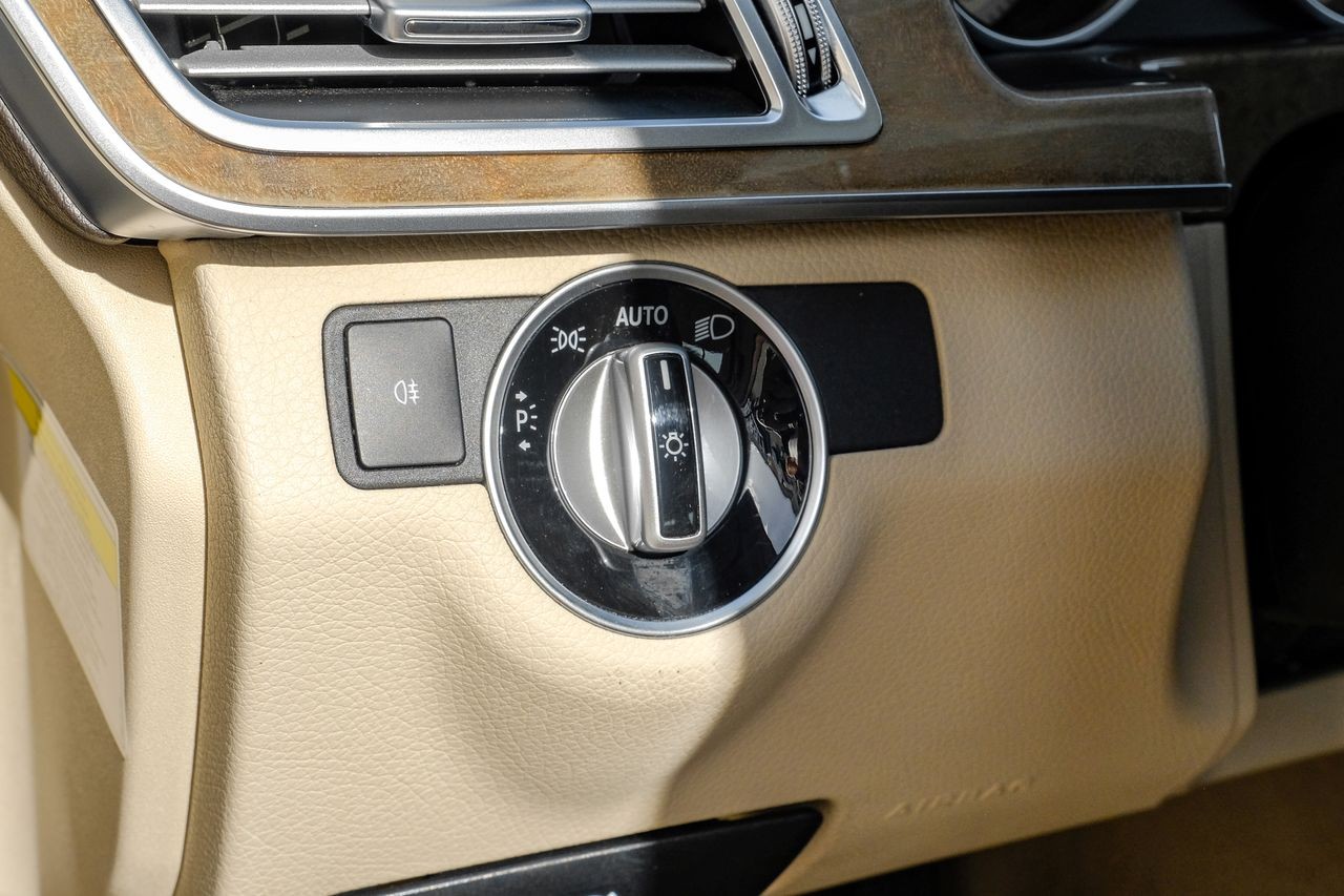 Mercedes-Benz E 550 Vehicle Main Gallery Image 32