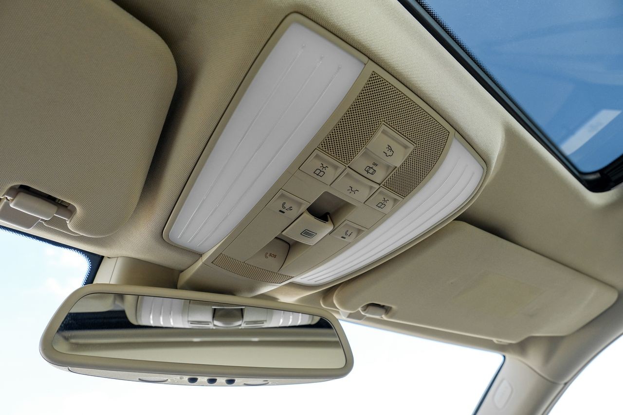 Mercedes-Benz E 550 Vehicle Main Gallery Image 33