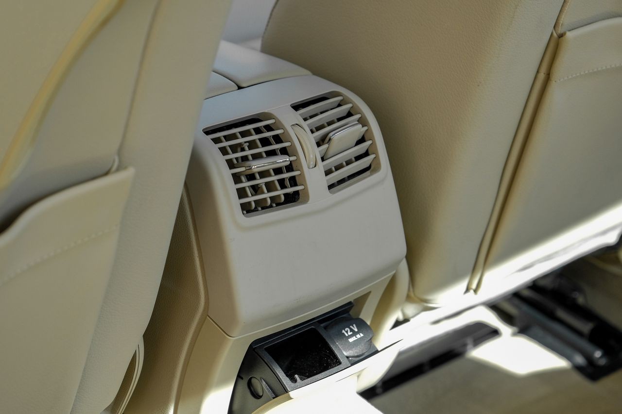 Mercedes-Benz E 550 Vehicle Main Gallery Image 41