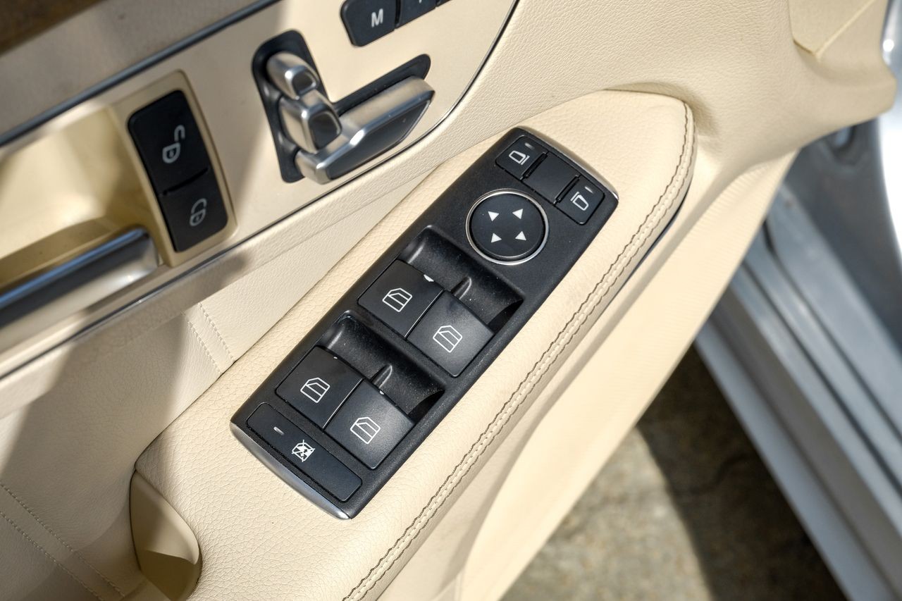 Mercedes-Benz E 550 Vehicle Main Gallery Image 47