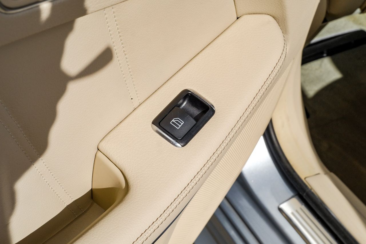 Mercedes-Benz E 550 Vehicle Main Gallery Image 52
