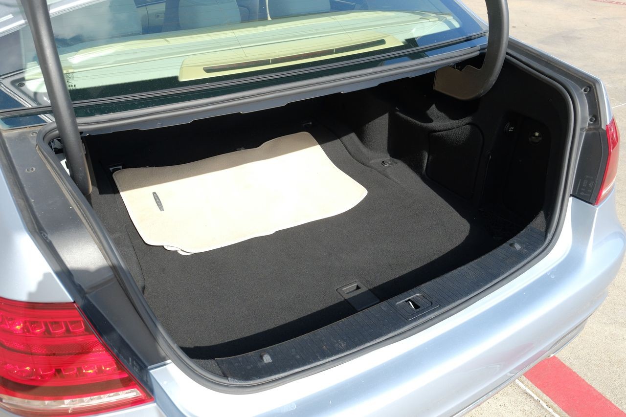 Mercedes-Benz E 550 Vehicle Main Gallery Image 61