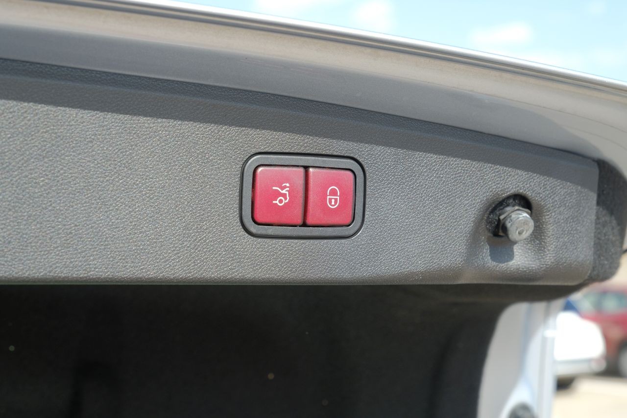 Mercedes-Benz E 550 Vehicle Main Gallery Image 62