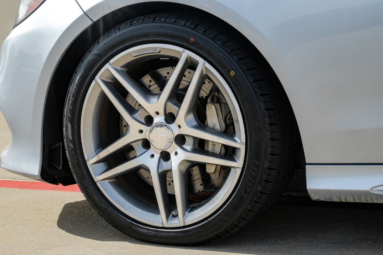 Mercedes-Benz E 550 Vehicle Main Gallery Image 64
