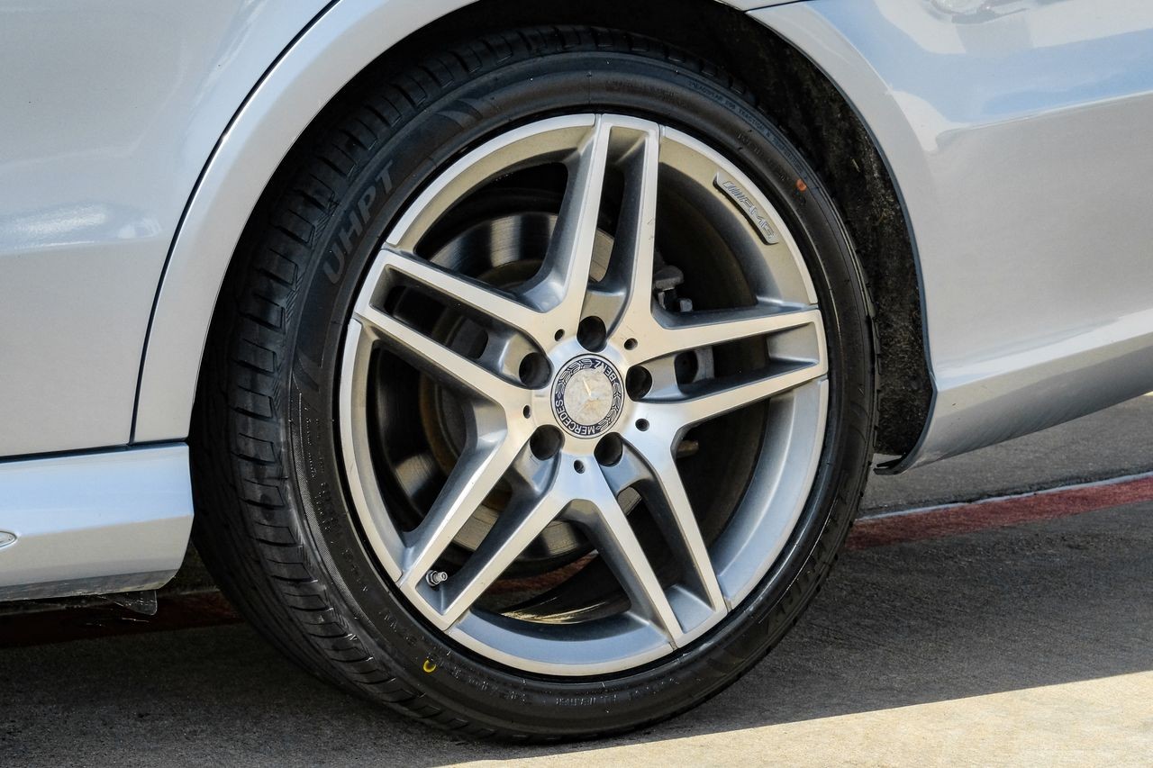 Mercedes-Benz E 550 Vehicle Main Gallery Image 65