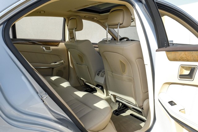 Mercedes-Benz E 550 Vehicle Main Gallery Image 40