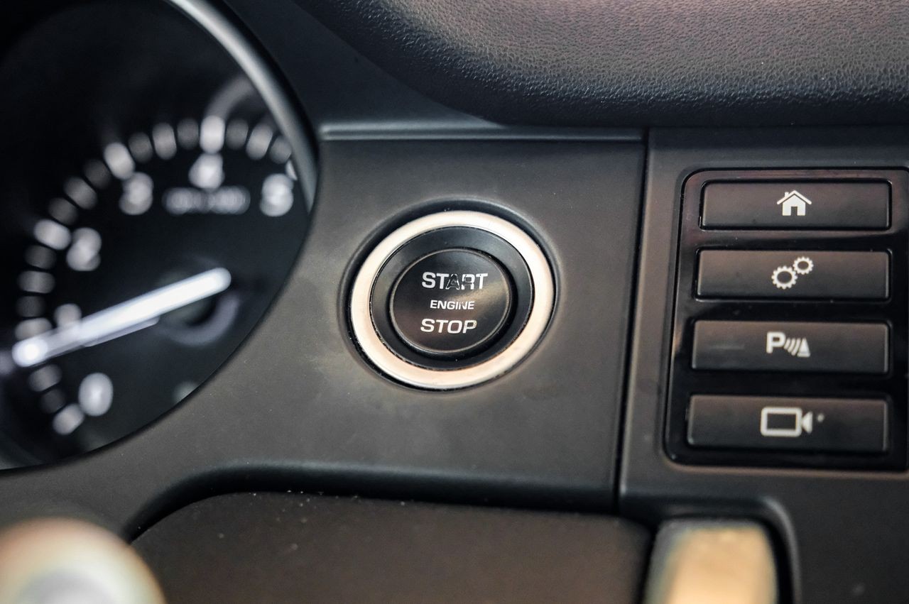 Land Rover Discovery Sport Vehicle Main Gallery Image 21