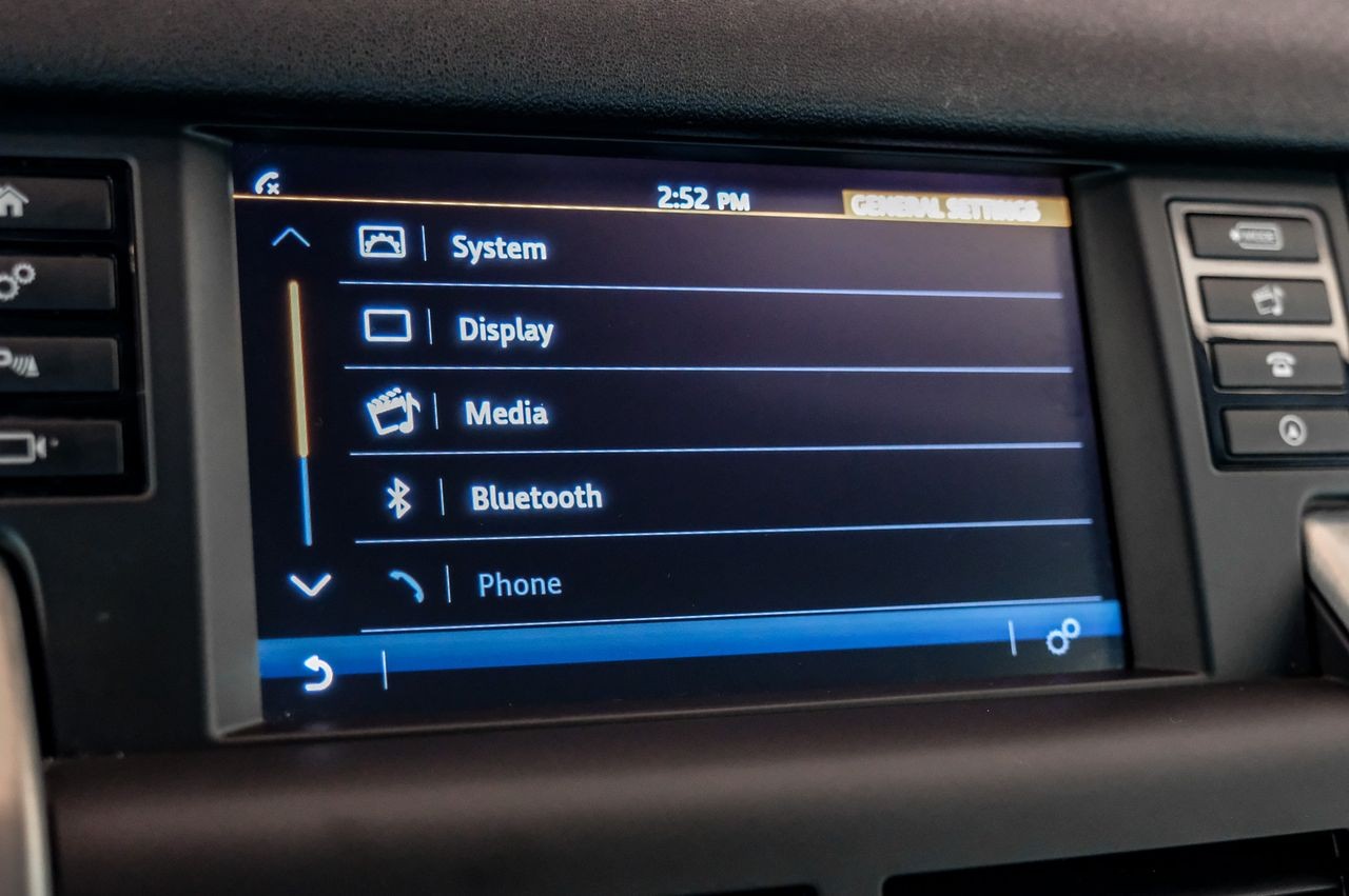 Land Rover Discovery Sport Vehicle Main Gallery Image 32