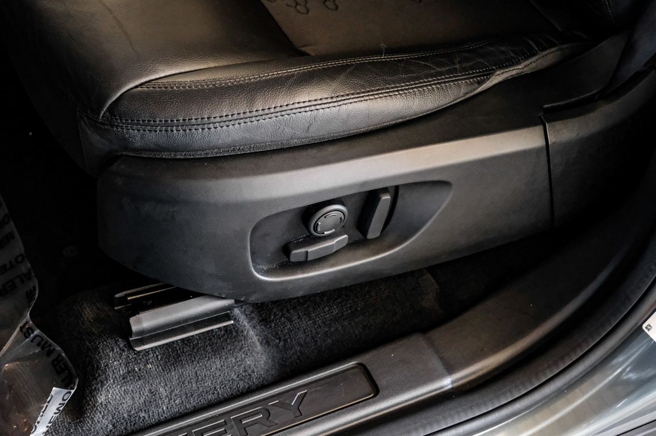 Land Rover Discovery Sport Vehicle Main Gallery Image 35