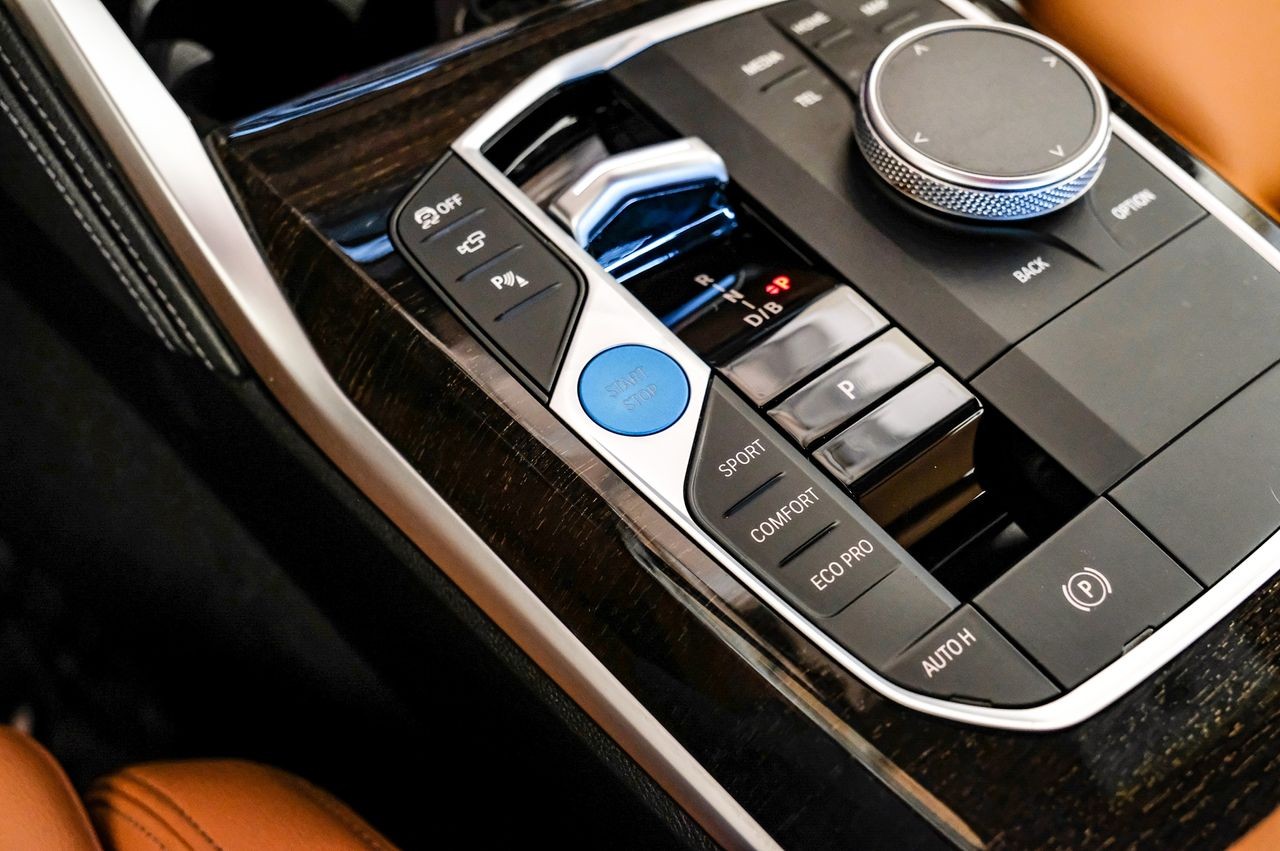 BMW i4 Vehicle Main Gallery Image 22