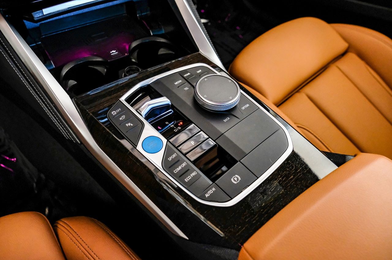 BMW i4 Vehicle Main Gallery Image 25
